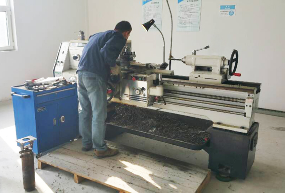 煙臺(tái)華順油氣潤(rùn)滑車間設(shè)備之普車 煙臺(tái)華順油氣潤(rùn)滑車間設(shè)備之普車