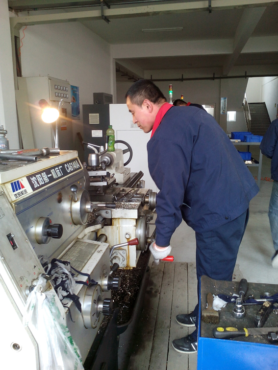 煙臺華順油氣潤滑設備公司機加工車間工作中！煙臺華順油氣潤滑設備主要應用領域：滾動軸承油氣潤滑系統(tǒng)天車油氣潤滑系統(tǒng)鏈條油氣潤滑系統(tǒng)開式齒輪油氣潤滑系統(tǒng)礦山機械油氣潤滑系統(tǒng)高速電主軸油氣潤滑系統(tǒng)高鐵、輕軌、地鐵輪緣油氣潤滑系統(tǒng)