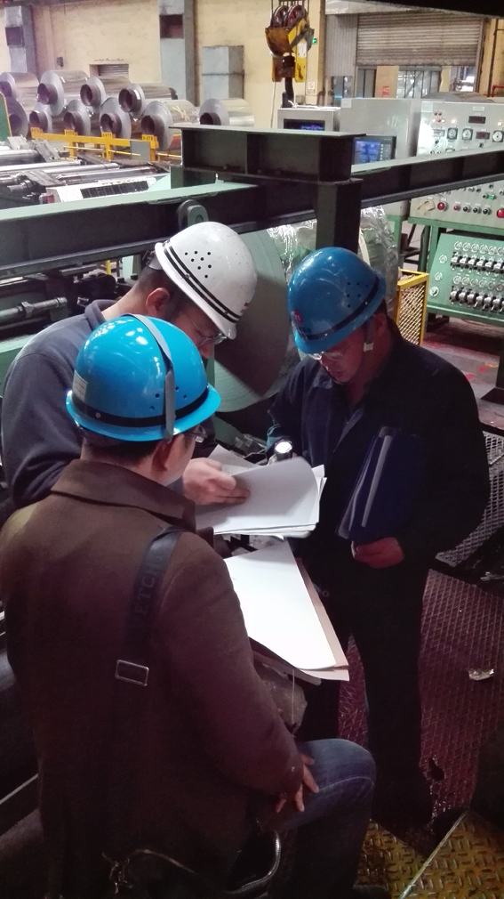 華順油氣潤滑設(shè)備主任工程師親臨客戶現(xiàn)場(chǎng)指導(dǎo)安裝！華順公司可根據(jù)客戶的實(shí)際需求完成從現(xiàn)場(chǎng)調(diào)研、方案設(shè)計(jì)、產(chǎn)品生產(chǎn)制造、現(xiàn)場(chǎng)安裝到系統(tǒng)調(diào)試的整體交鑰匙工程。煙臺(tái)華順公司鄭重承諾，對(duì)煙臺(tái)華順公司提供的油氣集中潤滑系統(tǒng)提供終身的售后設(shè)備維修和技術(shù)支持服務(wù)