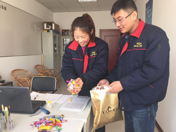 即將結(jié)婚的華順人！輪緣及軌道潤滑系統(tǒng)是投資收益比最顯著的油氣潤滑系統(tǒng)之一,系統(tǒng)小巧簡單,購置費(fèi)用低,但采用后所獲得的回報數(shù)十甚至數(shù)百倍于投資費(fèi)用。煙臺華順油氣潤滑設(shè)備適用于滾動軸承、開式齒輪、鏈條、軌道、輪緣、高速電主軸等的潤滑,尤其適用于高溫、高速、重載、極低速、受水或其它有化學(xué)危害性流體侵蝕場合