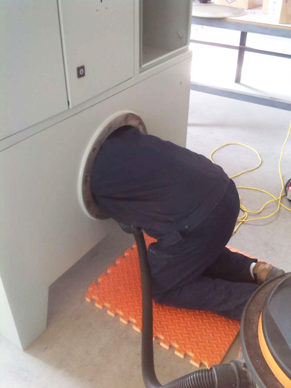 任勞任怨的華順人！煙臺華順&mdash;&mdash;單機冷軋機的油氣潤滑專家。油氣潤滑采用&ldquo;氣液兩相流體&rdquo;技術(shù)，具有潤滑效果好、耗油量低、精確計量給油、自動控制以及潤滑油的黏度選擇范圍大等優(yōu)點。煙臺華順公司12年來專項致力于油氣集中潤滑技術(shù)的應(yīng)用和推廣