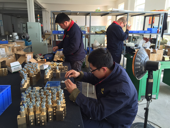 華順人專注的工作著！【煙臺華順油氣潤滑設(shè)備】12年油氣潤滑行業(yè)經(jīng)驗，投資回報率100％以上。煙臺華順公司近三年的時間，已經(jīng)為國內(nèi)200多個企業(yè)提供了500余套具有自主知識產(chǎn)權(quán)的油氣集中潤滑系統(tǒng)