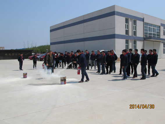 安全培訓(xùn)滅火器實際操作3