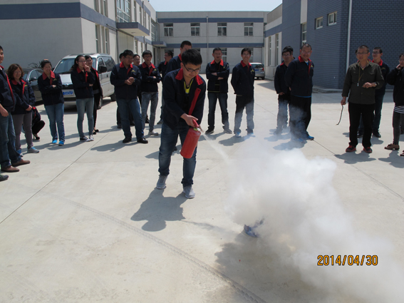 安全培訓(xùn)滅火器實際操作1