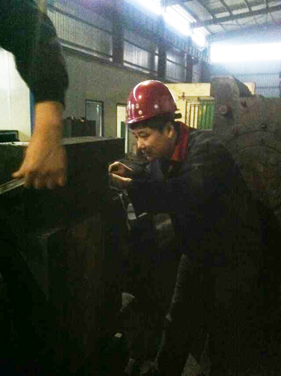 華順油氣潤(rùn)滑技術(shù)部長(zhǎng)親臨客戶現(xiàn)場(chǎng)技術(shù)指導(dǎo)