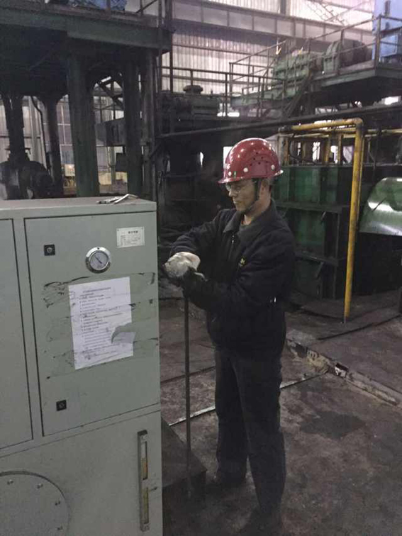 華順售后人員在客戶現(xiàn)場(chǎng)安裝油氣潤(rùn)滑設(shè)備